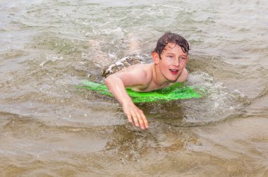 mutlu çocuk dalgalar sörf sahiptir