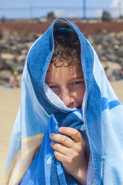 浜のタオルで幸せな少年 — ストック写真