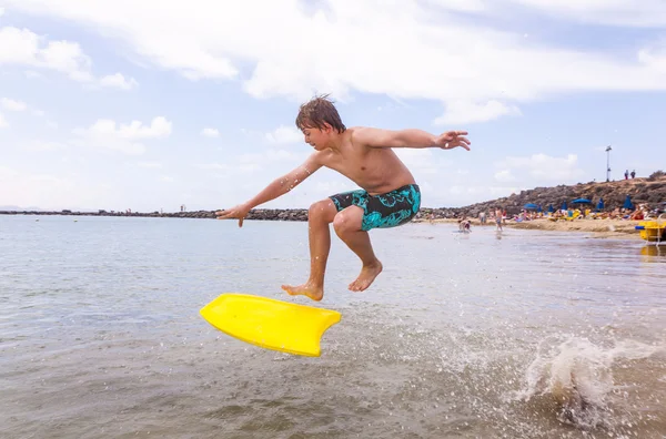 Ευτυχισμένο αγόρι απολαμβάνει σερφ στα κύματα — Φωτογραφία Αρχείου