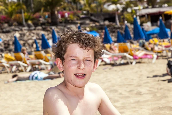 Glad kille som njuter av stranden — Stockfoto