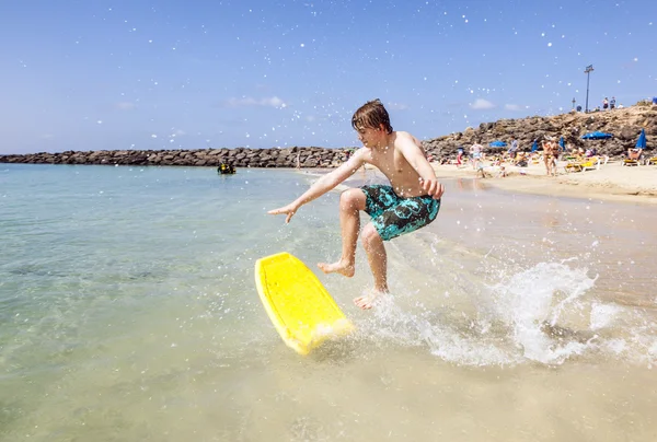Rapaz feliz gosta de surfar nas ondas — Fotografia de Stock