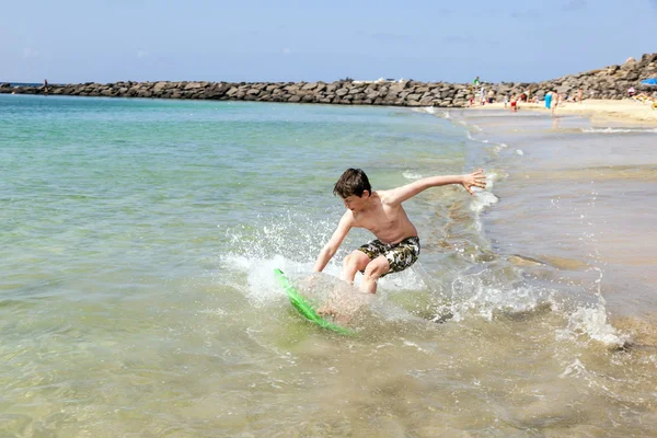 Mutlu çocuk dalgalar sörf sahiptir — Stok fotoğraf