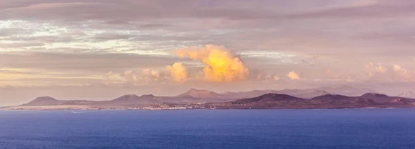 Zonsopgang boven het eiland fuerteventura gezien vanaf lanzarote — Stockfoto