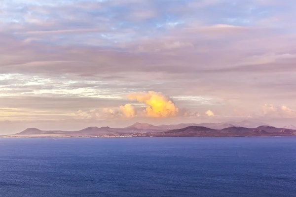 Východ slunce nad ostrovem fuerteventura z lanzarote — Stock fotografie