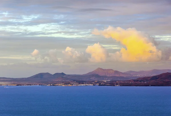 Восход солнца над островом Фуэртевентура с Лансароте — стоковое фото