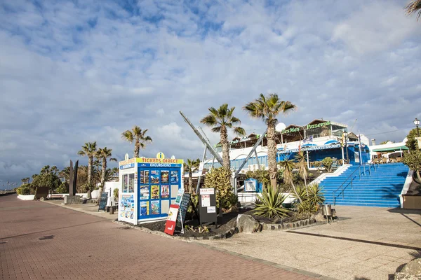 Shops and restaurants on the seafront promenade — Stock Photo, Image