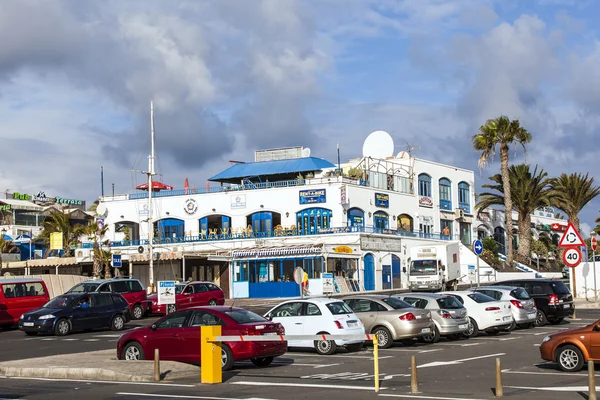 Geschäfte und Restaurants an der Strandpromenade — Stockfoto