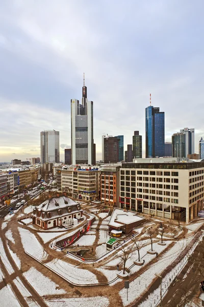 Visa till horisont av frankfurt med hauptwache och skyskrapan öra — Stockfoto