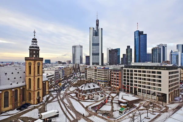 Nézd a skyline-Frankfurt-a hauptwache és felhőkarcoló fül — Stock Fotó