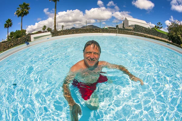 Aantrekkelijke man geniet zwemmen in het zwembad — Stockfoto
