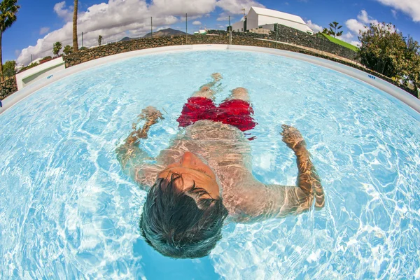 Attraktiv man har simning i poolen — Stockfoto