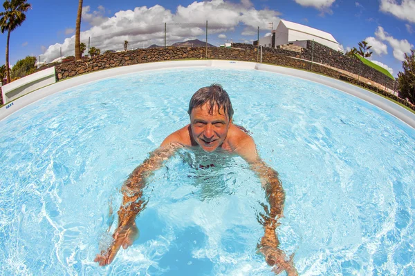 Aantrekkelijke man geniet zwemmen in het zwembad — Stockfoto