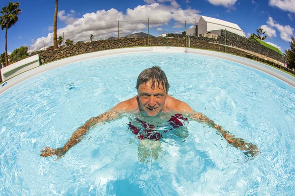 Attraktiv man har simning i poolen — Stockfoto