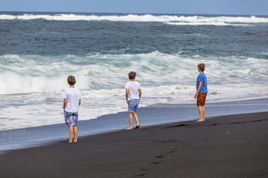 çocuklar siyah volkanik plajda eğlenmek