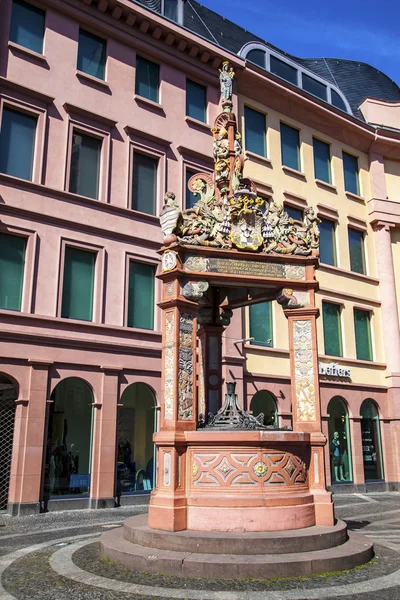 Berühmter Marktbrunnen in Mainz — Stockfoto