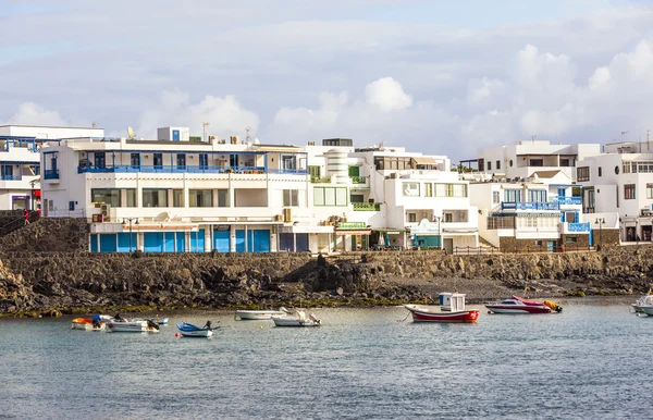 Vistas panorámicas al paseo marítimo de Playa Blanca, Lanzarote desde el mar —  Fotos de Stock