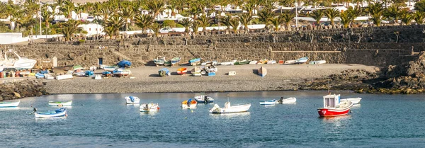 Vistas panorámicas al paseo marítimo de Playa Blanca, Lanzarote desde el mar — Foto de Stock