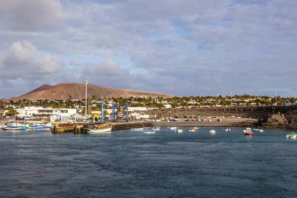 Scenic view to the promenade of Playa Blanca, Lanzarote from sea — Stock Photo, Image