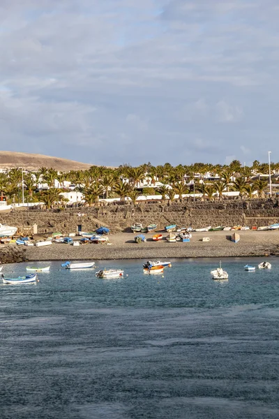 Schilderachtig uitzicht op de promenade van playa blanca, lanzarote van zee — Stockfoto