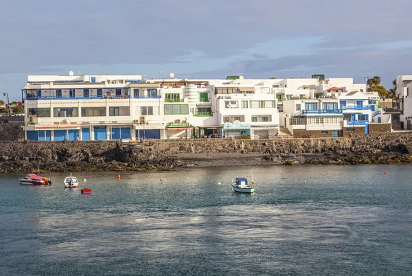 Vista panorâmica para o calçadão de Playa Blanca, Lanzarote do mar — Fotografia de Stock