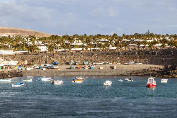 Schilderachtig uitzicht op de promenade van playa blanca, lanzarote van zee — Stockfoto