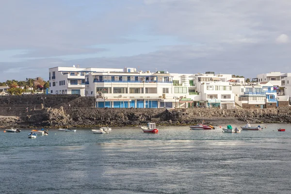 Malerischer Blick auf die Promenade von playa blanca, lanzarote vom Meer aus — Stockfoto