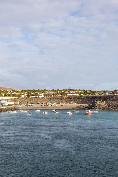 Vistas panorámicas al paseo marítimo de Playa Blanca, Lanzarote desde el mar — Foto de Stock