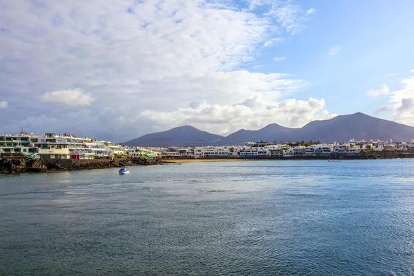 Vistas panorámicas al paseo marítimo de Playa Blanca, Lanzarote desde el mar —  Fotos de Stock