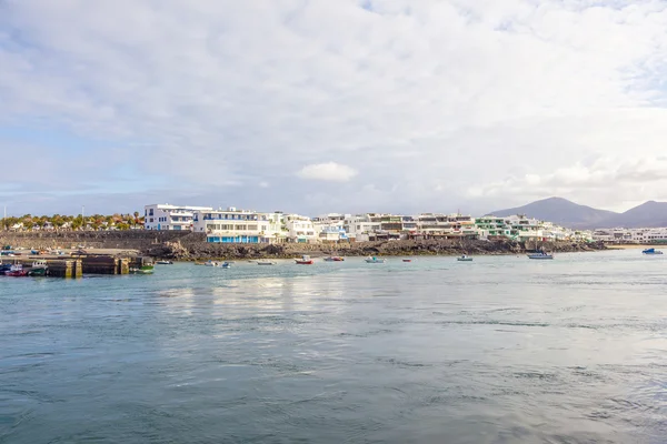 Vista panoramica sul lungomare di Playa Blanca, Lanzarote dal mare — Foto Stock
