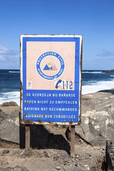 Panneau d'avertissement sur la plage noire de janubio — Photo