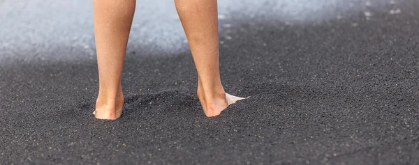 Nohy chlapce na pláži — Stock fotografie