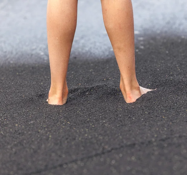 Voeten van jongen op het strand — Stockfoto