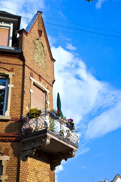 Balkon eines alten Backsteinhauses mit blauem Himmel — Stockfoto