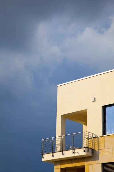 Balkon van moderne flat met donkere wolken in de regen — Stockfoto