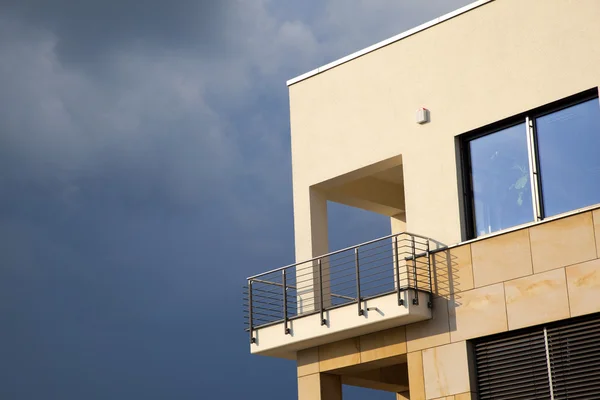 Kara bulutlar yağmur ile modern daire balkon — Stok fotoğraf