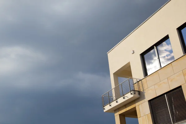 Balkon der modernen Wohnung mit dunklen Wolken bei Regen — Stockfoto