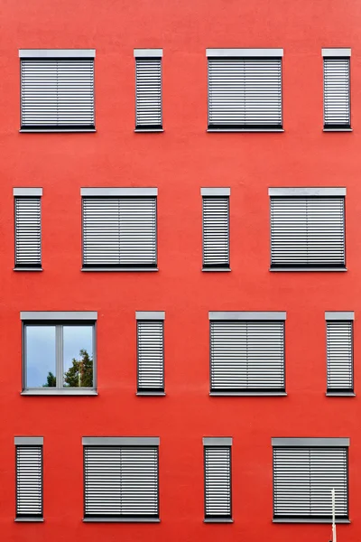Patroon van windows met rode muur — Stockfoto
