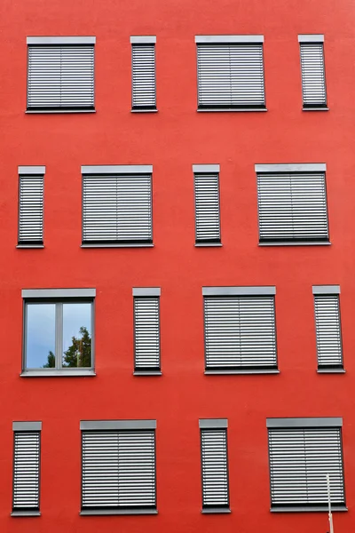赤い壁と窓のパターン — ストック写真