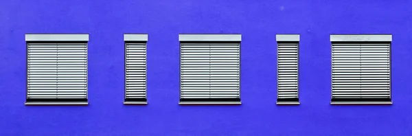 Modrá fasáda s okny — Stock fotografie
