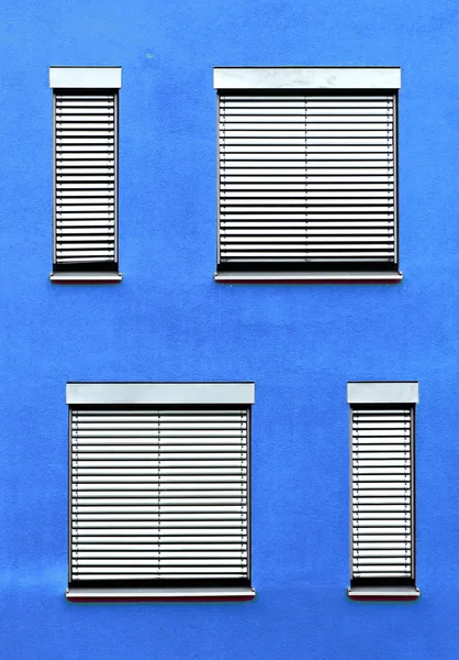 Blå fasad med fönster — Stockfoto