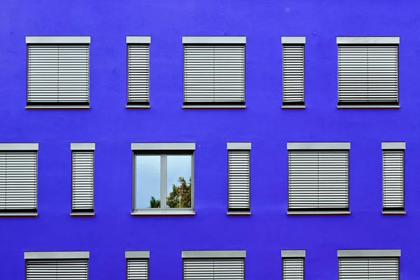 Fachada azul com janelas — Fotografia de Stock