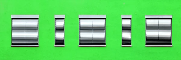 Pattern of windows with green wall — Stock Photo, Image