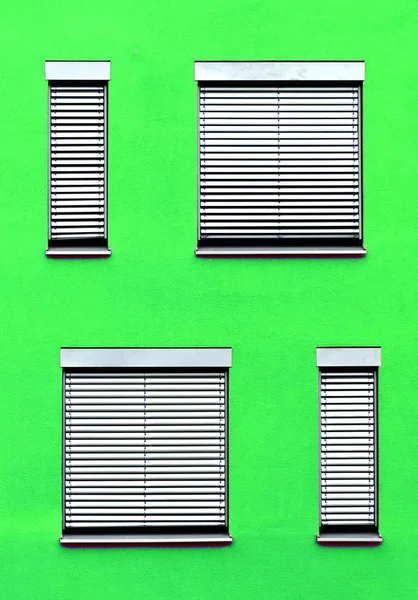 Padrão de janelas com parede verde — Fotografia de Stock