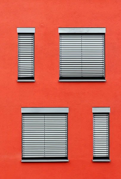 Pattern of windows with red wall — Stock Photo, Image