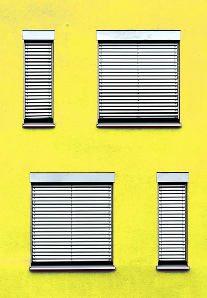 Vinduemønster med gul vegg – stockfoto