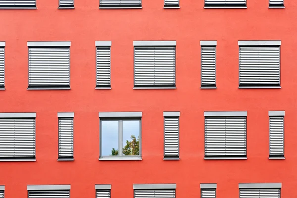 Mönster av windows med röda väggen — Stockfoto