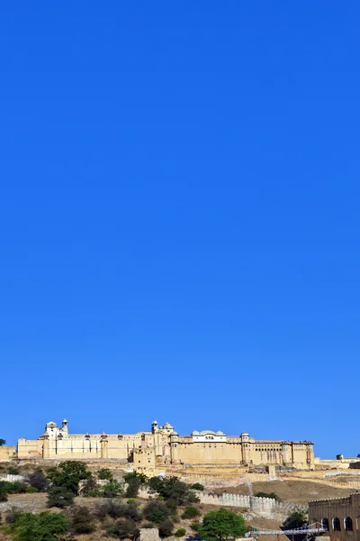 Знаменитий бурштин фортецю в ранковому світлі — стокове фото
