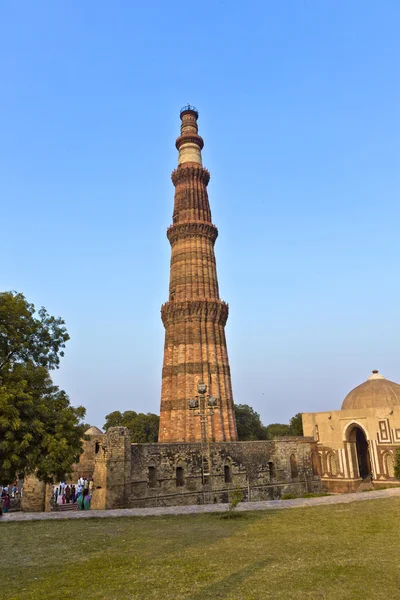 Qutb Minar, Delhi, los mundos más altos de ladrillo construido minarete a 72m — Foto de Stock