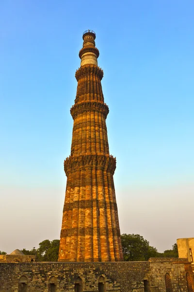 Qutb Minar, Delhi, los mundos más altos de ladrillo construido minarete a 72m —  Fotos de Stock
