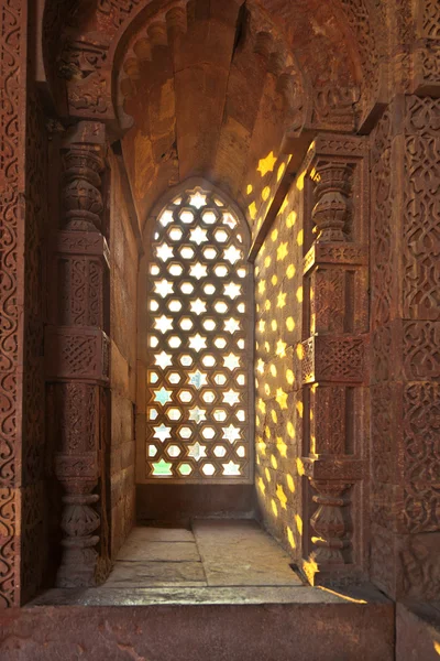 Qutb Minar, Delhi, ventana da una luz hermosa como estrellas —  Fotos de Stock